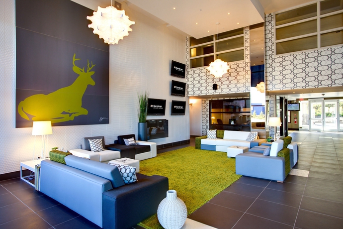 Imagen de los interiores del Hotel Sandman and Suites Calgary South. Foto 15