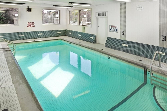 Imagen de la piscina del Hotel Sandman and Suites Prince George. Foto 16
