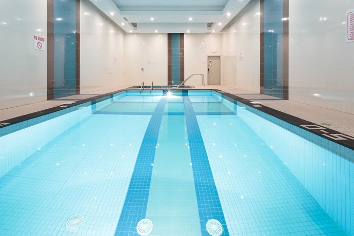 Imagen de la piscina del Hotel Sandman and Suites Winnipeg Airport. Foto 14