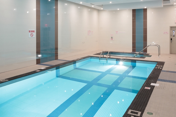 Imagen de la piscina del Hotel Sandman and Suites Winnipeg Airport. Foto 15