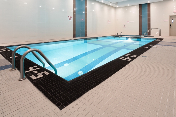 Imagen de la piscina del Hotel Sandman and Suites Winnipeg Airport. Foto 16