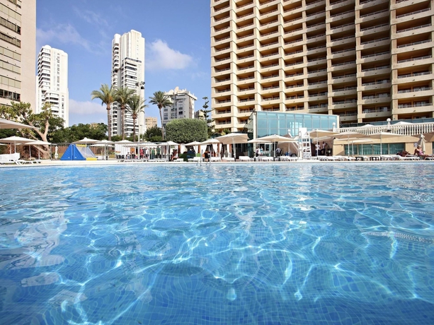Imagen de la piscina del Hotel Sandos Benidorm Suites. Foto 15