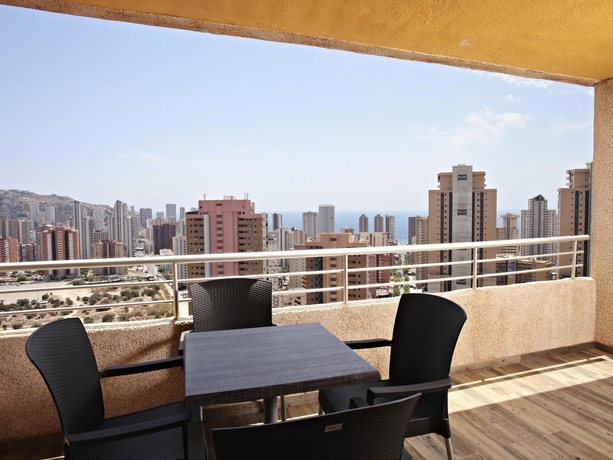 Imagen de los exteriores del Hotel Sandos Benidorm Suites. Foto 12