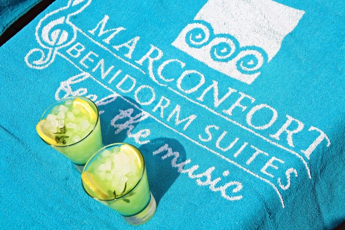 Imagen de la piscina del Hotel Sandos Benidorm Suites. Foto 16