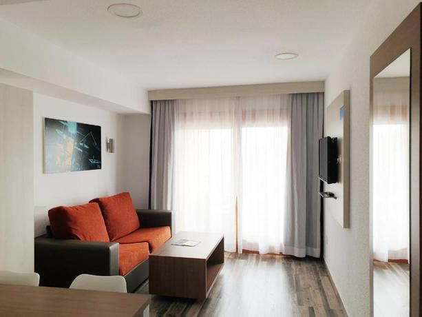 Imagen de la habitación del Hotel Sandos Benidorm Suites. Foto 7