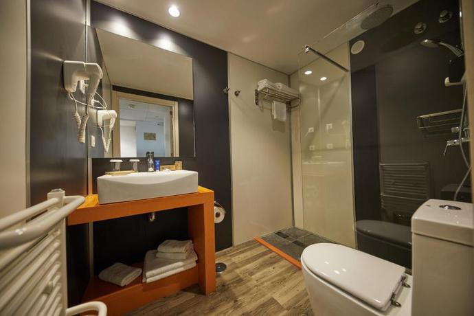 Imagen de la habitación del Hotel Sandos Benidorm Suites. Foto 8