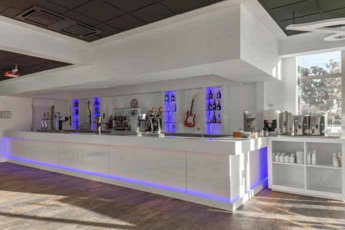 Imagen del bar/restaurante del Hotel Sandos Benidorm Suites. Foto 2