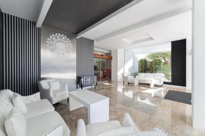 Imagen de los interiores del Hotel Sandos Benidorm Suites. Foto 16