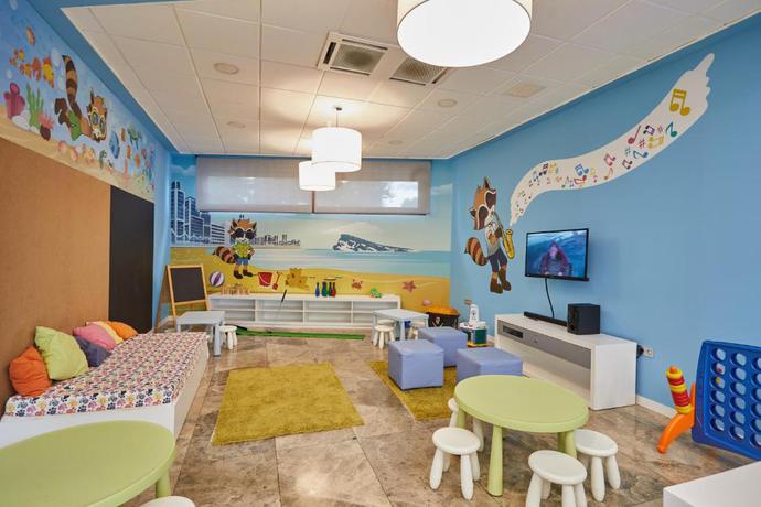 Imagen de los interiores del Hotel Sandos Benidorm Suites. Foto 18