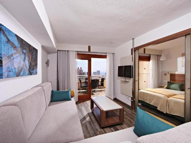 Imagen de la habitación del Hotel Sandos Benidorm Suites. Foto 12