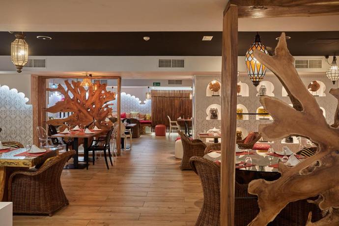 Imagen del bar/restaurante del Hotel Sandos Benidorm Suites. Foto 5