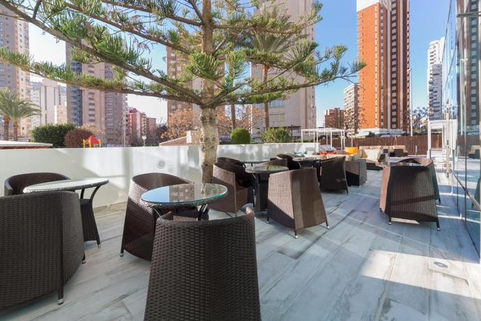 Imagen de los exteriores del Hotel Sandos Benidorm Suites. Foto 14