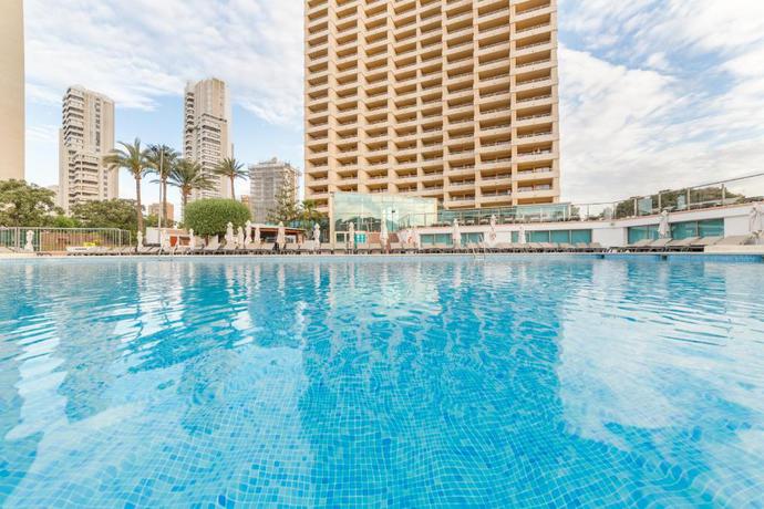 Imagen de la piscina del Hotel Sandos Benidorm Suites. Foto 23
