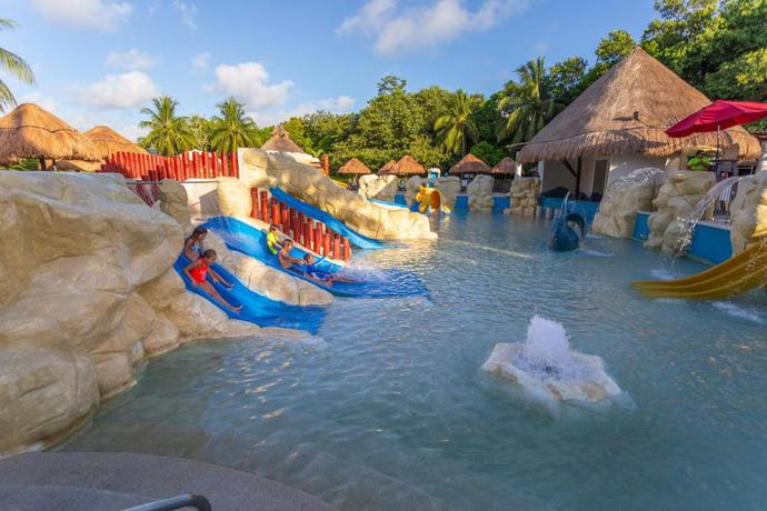 Imagen de la piscina del Hotel Sandos Caracol Nature Resort and Water Park All Inclusive. Foto 10