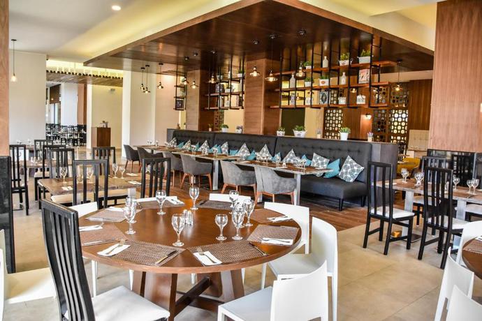 Imagen del bar/restaurante del Hotel Sandos Playacar Beach Resort. Foto 2