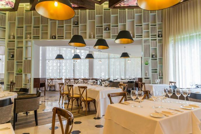 Imagen del bar/restaurante del Hotel Sandos Playacar Beach Resort. Foto 5