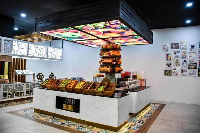 Imagen del bar/restaurante del Hotel Sandos Playacar Beach Resort. Foto 3