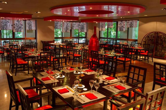 Imagen del bar/restaurante del Hotel Sandos Playacar Beach Resort. Foto 9