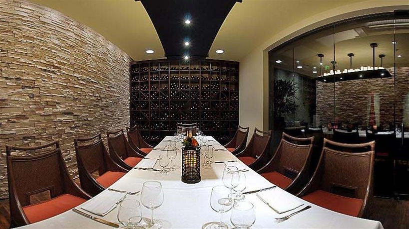 Imagen del bar/restaurante del Hotel Sandpearl Resort. Foto 4