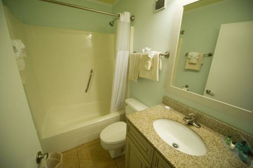 Imagen de la habitación del Hotel Sandpebble Beach Club Surfside Beach A Ramada By Wyndham. Foto 15
