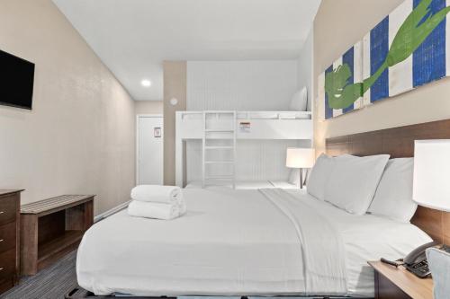 Imagen de la habitación del Hotel Sandpiper Beacon Beach Resort. Foto 12