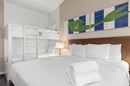 Imagen de la habitación del Hotel Sandpiper Beacon Beach Resort. Foto 13