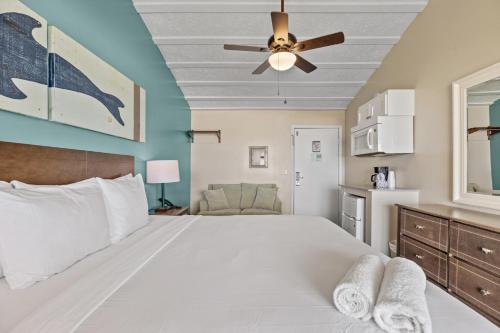 Imagen de la habitación del Hotel Sandpiper Beacon Beach Resort. Foto 16