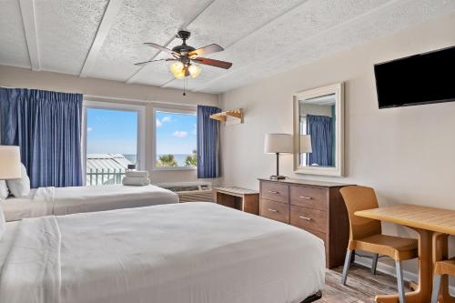 Imagen de la habitación del Hotel Sandpiper Beacon Beach Resort. Foto 18