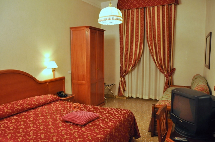 Imagen de la habitación del Hotel Sandra, Castro Pretorio. Foto 3