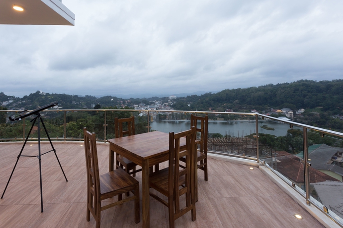 Imagen del bar/restaurante del Hotel Sandriana Lake View. Foto 3