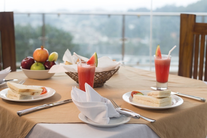 Imagen del bar/restaurante del Hotel Sandriana Lake View. Foto 4