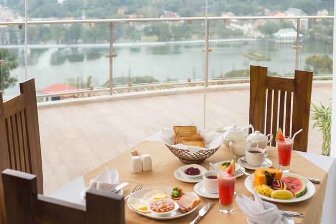 Imagen del bar/restaurante del Hotel Sandriana Lake View. Foto 5