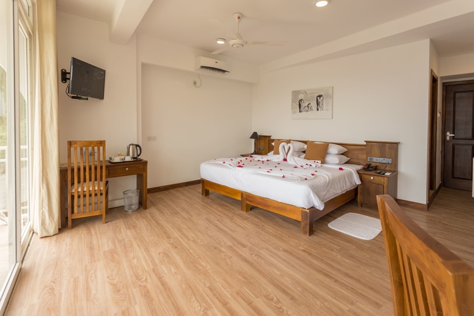 Imagen de la habitación del Hotel Sandriana Lake View. Foto 12