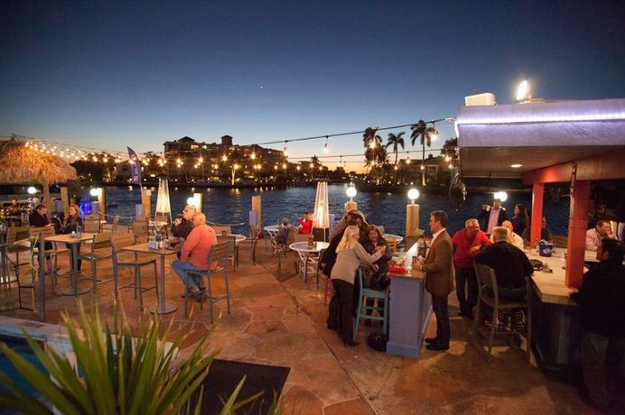 Imagen de los interiores del Hotel Sands Harbor Resort and Marina. Foto 13