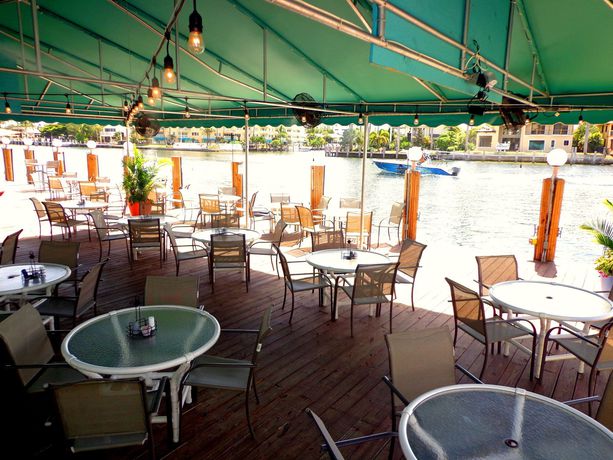 Imagen de la piscina del Hotel Sands Harbor Resort and Marina. Foto 15