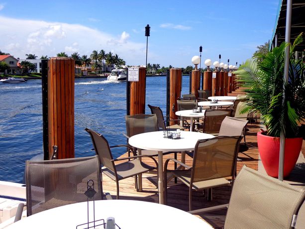 Imagen de la piscina del Hotel Sands Harbor Resort and Marina. Foto 16