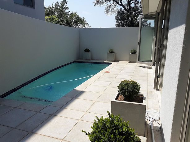 Imagen de la piscina del Hotel Sandton Executive Suites on Daisy. Foto 12