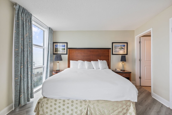 Imagen de la habitación del Hotel Sandy Beach Oceanfront Resort. Foto 2