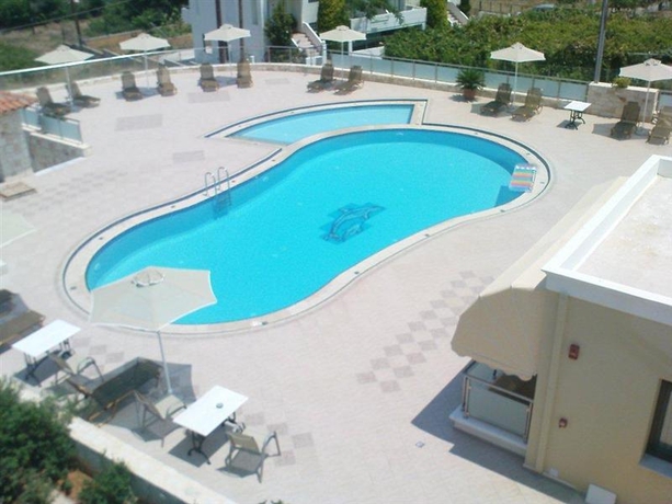 Imagen de la piscina del Hotel Sandy Suites. Foto 7