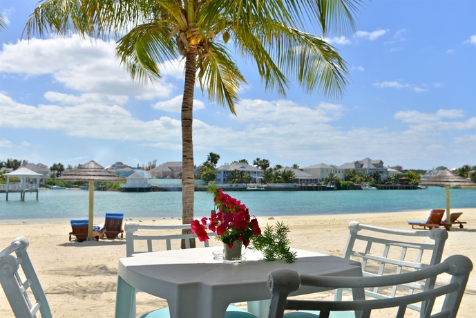 Imagen de los exteriores del Hotel Sandyport Beach Resort. Foto 11