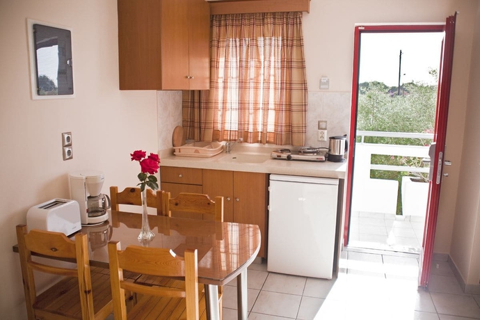 Imagen de la habitación del Hotel Sandy's Studios Apartments and Log Villas. Foto 5