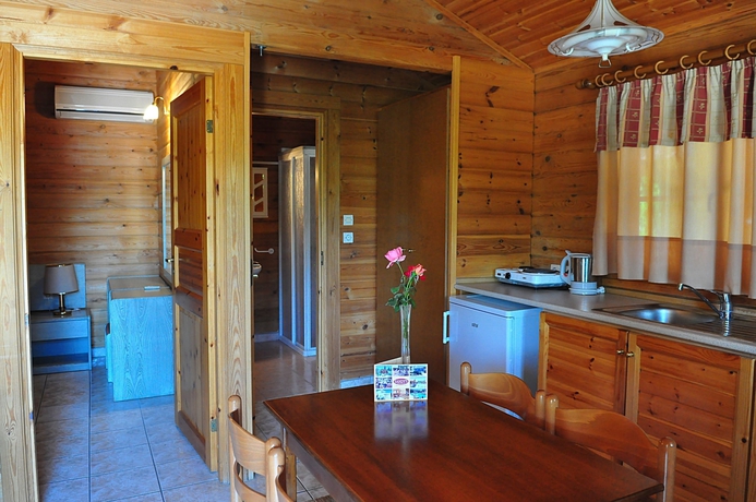 Imagen de la habitación del Hotel Sandy's Studios Apartments and Log Villas. Foto 18