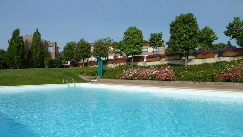 Imagen de la piscina del Hotel Sangallo Park. Foto 14