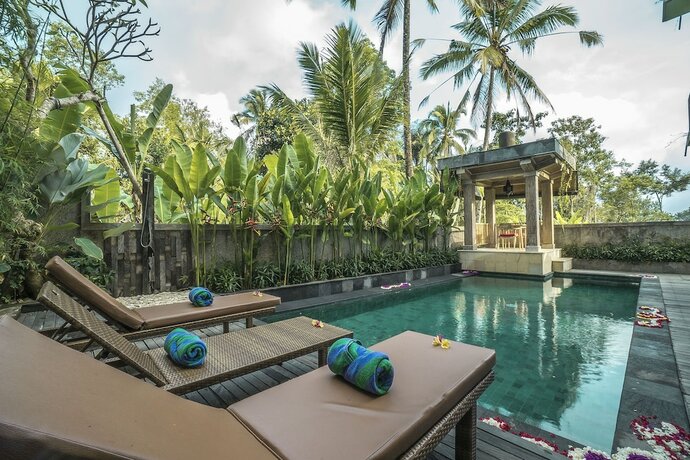 Imagen de la piscina del Hotel Sanggraloka Suite. Foto 20