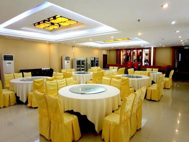 Imagen del bar/restaurante del Hotel Sanhu Lake Holiday Hotel Xianning. Foto 2