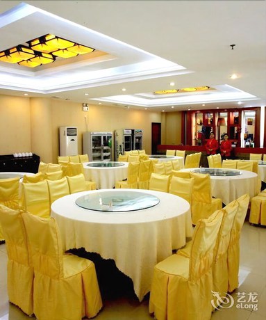 Imagen del bar/restaurante del Hotel Sanhu Lake Holiday Hotel Xianning. Foto 3