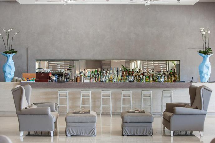 Imagen del bar/restaurante del Hotel Sani Beach. Foto 5