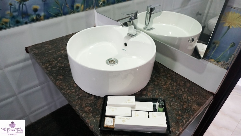 Imagen de la habitación del Hotel Sanobar The Grand White. Foto 7