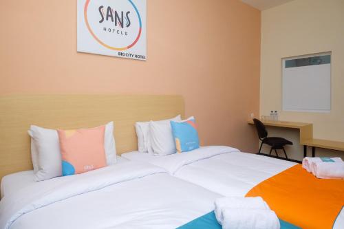 Imagen de la habitación del Hotel Sans City Park Medoho Semarang. Foto 18
