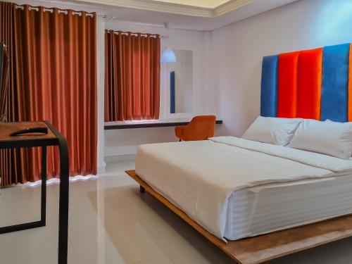 Imagen de la habitación del Hotel Sans Grand Sabaraya Cikampek. Foto 19